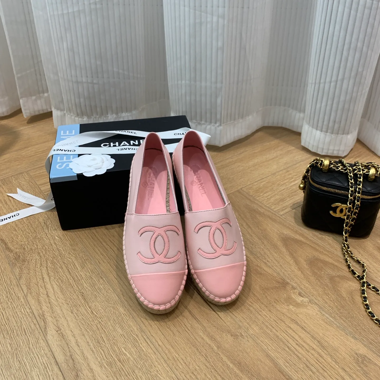 👟👟Ex-factory price 440👟👟 👑New colors are coming ✌️New version of Chanel fisherman shoes is coming❗️Delivered in a full set of top-notch packaging. The quality of my fisherman shoes has not been introduced much, everyone who has had them knows it! The original customized upper, and my outsole is the original translucent outsole, the opaque outsole is the wrong version, full set of authentic packaging ❗️ size: 35-40, running price